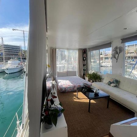 Light Bedroom In A Home Boat Barselona Dış mekan fotoğraf