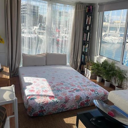 Light Bedroom In A Home Boat Barselona Dış mekan fotoğraf