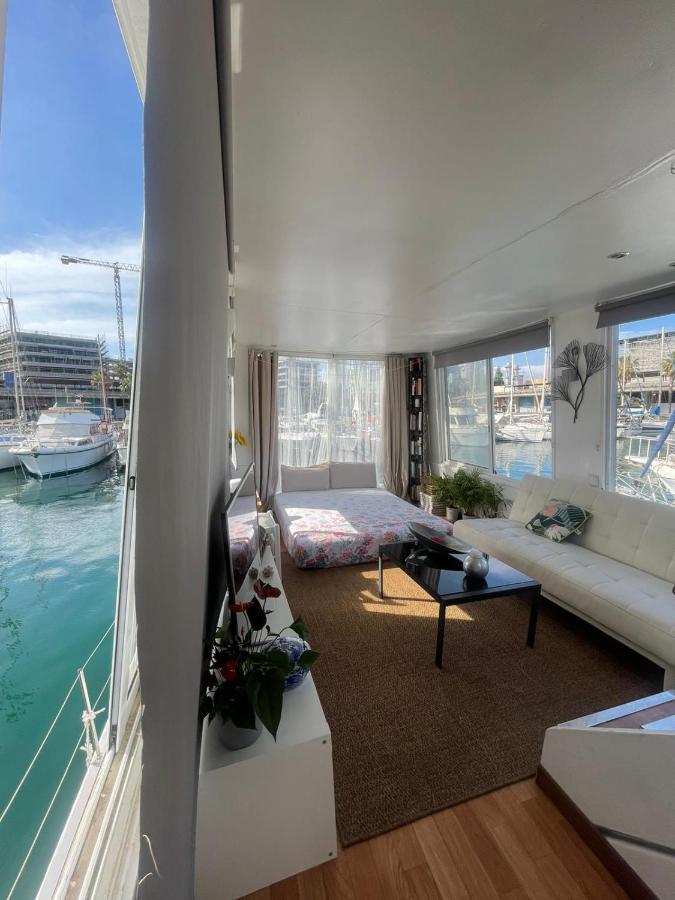 Light Bedroom In A Home Boat Barselona Dış mekan fotoğraf