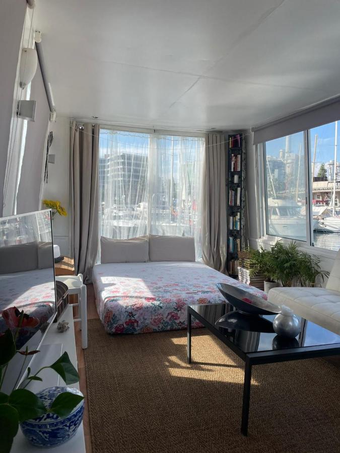 Light Bedroom In A Home Boat Barselona Dış mekan fotoğraf