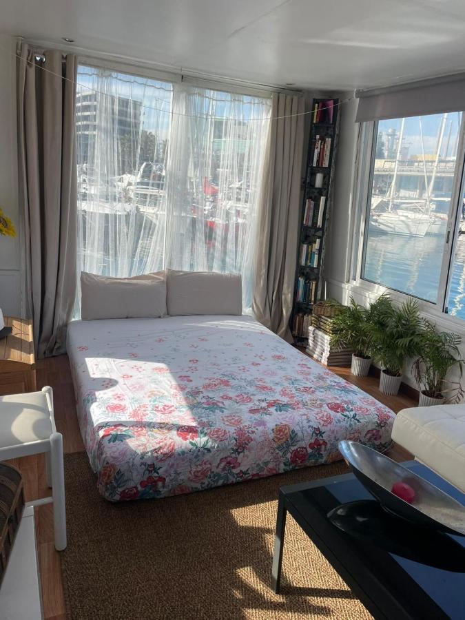 Light Bedroom In A Home Boat Barselona Dış mekan fotoğraf