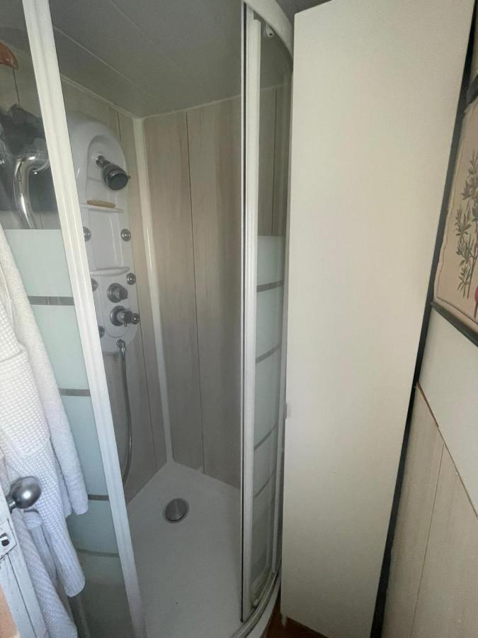 Light Bedroom In A Home Boat Barselona Dış mekan fotoğraf