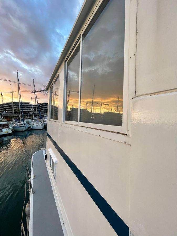 Light Bedroom In A Home Boat Barselona Dış mekan fotoğraf